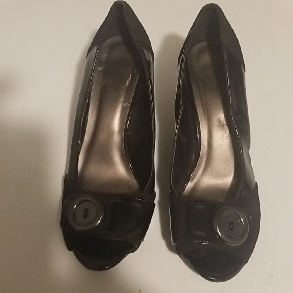 Peep toe wedge pump